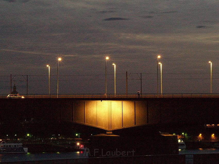 Lebensmueder mit Pistole Koeln Deutzer Bruecke P49.JPG